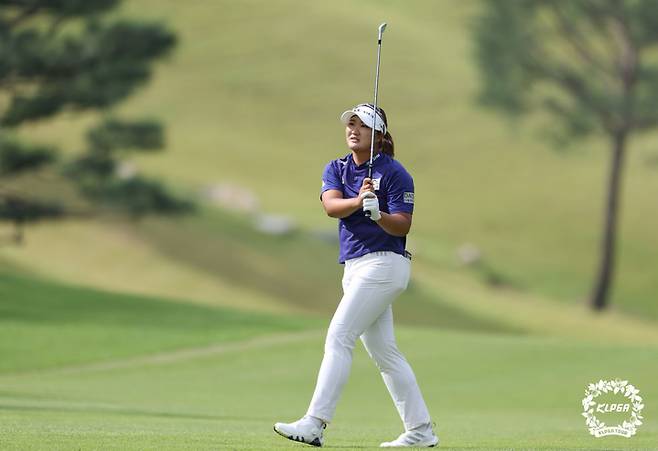 [서울=뉴시스] 이영환 기자 = 25일 충북 청주 세레니티CC에서 열린 OK금융그룹 박세리 인비테이셔널 파이널라운드, 유해란이 1번홀에서 아이언샷을 하고 있다.  (사진=KLPGA 제공) 2022.09.25. photo@newsis.com *재판매 및 DB 금지