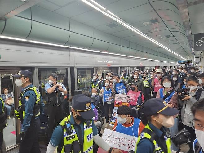 [서울=뉴시스] 이수정 수습기자 = 전국장애인차별철폐연대(전장연)가 28일 출근길 지하철 탑승 시위를 시작해 서울 지하철 5호선과 9호선 혼잡이 예상된다. 2022.09.28. *재판매 및 DB 금지 *재판매 및 DB 금지