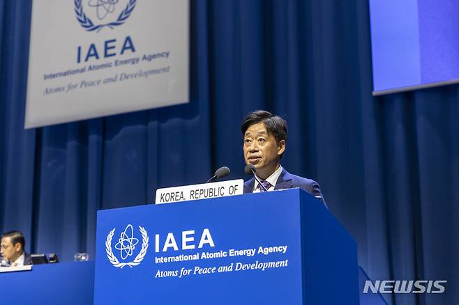 [서울=뉴시스] 27일(현지시간) 오태석 과학기술정보통신부 제1차관이 국제원자력기구(IAEA) 총회에 참석해 기조연설을 하고 있다. (사진=과학기술정보통신부 제공)