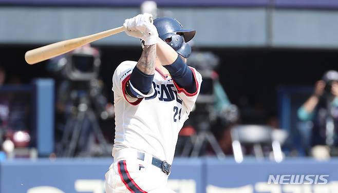 [서울=뉴시스] 이영환 기자 = 17일 오후 서울 송파구 잠실야구장에서 열린 2022 KBO리그 두산 베어스와 키움 히어로즈의 경기, 2회말 1사 1,3루에서 두산 오재원이 희생 플라이를 날리고 있다. 2022.04.17. 20hwan@newsis.com