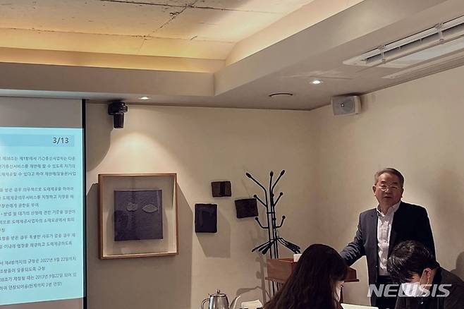 [서울=뉴시스] 황성욱 알뜰폰협회 상근부회장이 현행 도매대가 산정방식이 이통사 영업이익을 100% 보전해 주고 있어 알뜰폰이 수익성을 확대하기엔 한계가 있다고 지적했다. 이는 설비투자비를 보전하기 어렵게 해 장기적으로 경쟁력을 떨어뜨린다고 주장했다. 20229.27