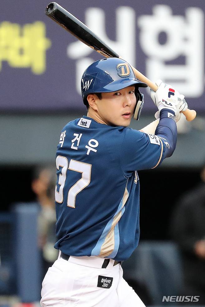 [서울=뉴시스] 백동현 기자 = 26일 오후 서울 송파구 잠실야구장에서 열린 2022 KBO 리그 NC 다이노스와 두산 베어스의 경기, 1회초 무사 1루 상황에서 NC 박건우가 타격 후 공을 바라보고 있다. 2022.04.26. livertrent@newsis.com