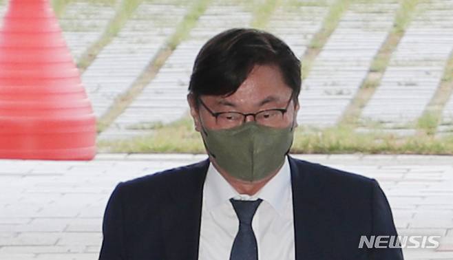 [수원=뉴시스] 김종택 기자 = 쌍방울그룹 뇌물 의혹을 받는 이화영 킨텍스 대표이사(전 경기도 평화부지사)가 지난 27일 오전 경기도 수원시 영통구 수원지방법원에서 열리는 영장실질심사에 출석하기 위해 수원지방검찰청 청사로 들어가고 있다. 2022.09.27. jtk@newsis.com
