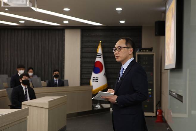 [서울=뉴시스] 이원석 검찰총장이 28일 법무연수원에서 신임검사들에게 '검사의 길'을 주제로 강의하고 있다. 2022.09.28. photo@newsis.com *재판매 및 DB 금지