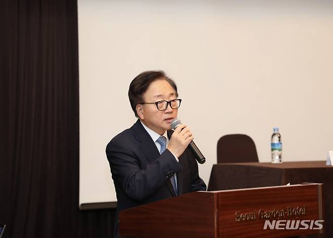 [서울=뉴시스]이동근 한국경영자총협회(경총) 부회장이 28일 서울 마포구 소재 가든호텔에서 열린 '최근 사내하도급 판결의 문제점과 개선방안' 심포지엄에서 발언하고 있다. (사진=경총 제공)