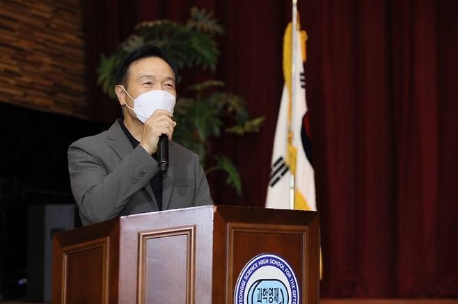 [수원=뉴시스] 28일 경기 수원시 경기과학고등학교에서 ‘교권침해 대응 및 교권보호’를 주제로 열린 경기교육 소통 토론회에서 임태희 경기교육감이 발언하고 있다. (사진=경기도교육청 제공) 2022.09.28. photo@newsis.com *재판매 및 DB 금지