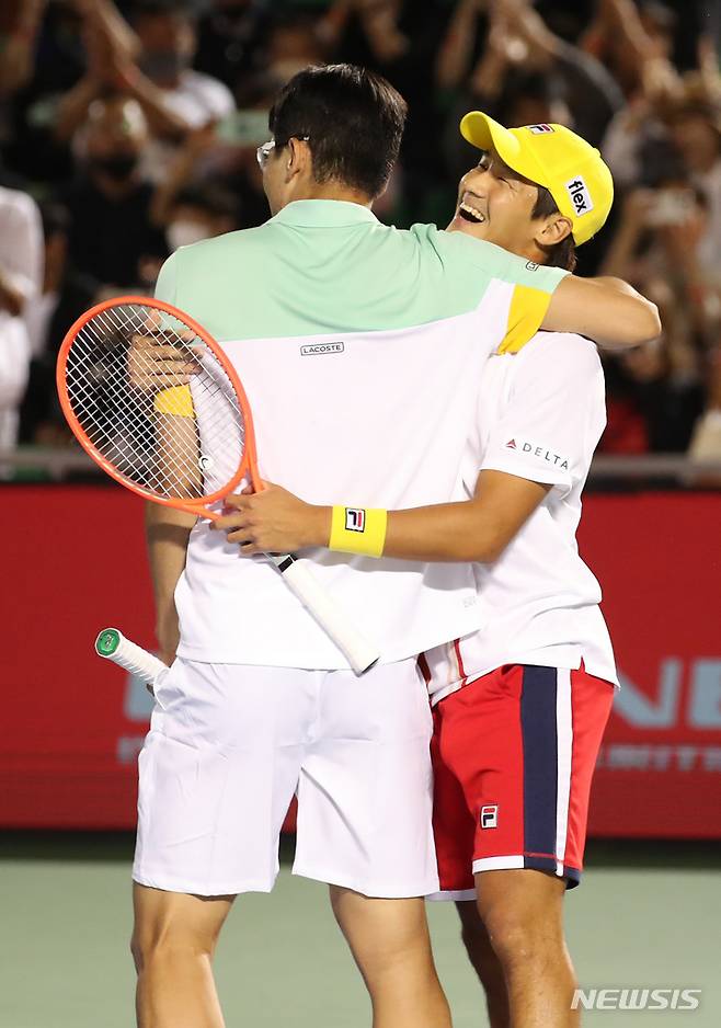 [서울=뉴시스] 김진아 기자 = 28일 오후 서울 송파구 올림픽공원 테니스경기장에서 열린 남자프로테니스(ATP) 투어 유진투자증권 코리아오픈 복식 1회전에서 한스 하흐 버두고(멕시코)-트리트 후에이(필리핀) 조에게 승리를 거둔 정현-권순우가 기뻐하고 있다. 2022.09.28. bluesoda@newsis.com