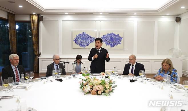 [서울=뉴시스] 김진표 국회의장이 28일 주요 7개국(G7)과 EU 주한대사와의 만찬에서 "의회외교를 체계화하고 분석, 전략 기능을 강화하겠다"고 약속했다. <국회 제공> 2022.09.28.