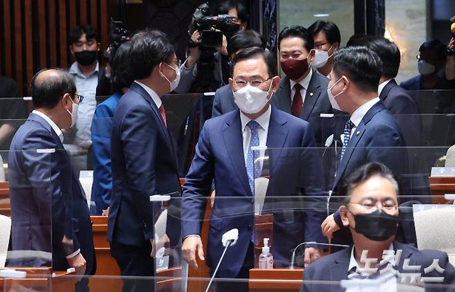 국민의힘 주호영 원내대표가 27일 서울 여의도 국회에서 열린 의원총회에 참석하고 있다. 윤창원 기자