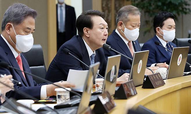 윤석열 대통령이 27일 세종시 정부세종청사에서 열린 국무회의를 주재하고 있다. 연합뉴스