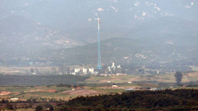 북한이 미국 핵 추진 항공모함 부산 입항에 이어 동해에서 예정된 한미 해상 연합훈련에 대한 반발성 무력시위로 단거리 탄도미사일 1발을 동해로 발사한 25일 경기도 파주 오두산전망대에서 바라본 북한 황해북도 개풍군 지역이 고요하다. ⓒ연합뉴스