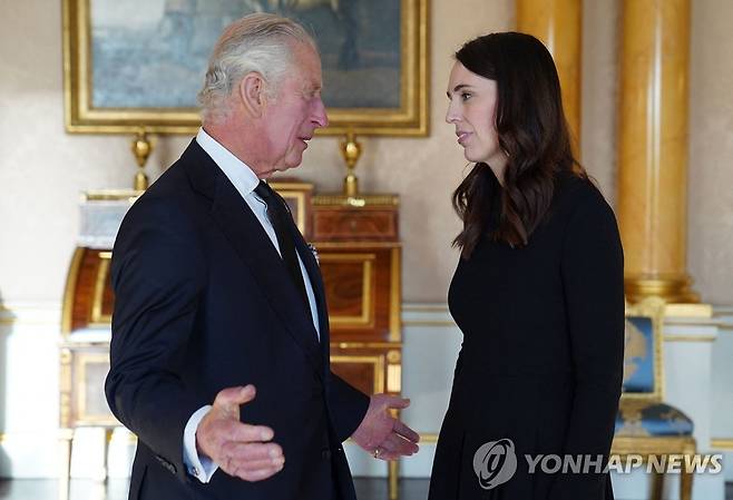 영국 왕 찰스 3세와 저신다 아던 총리  [AFP=연합뉴스 자료사진]