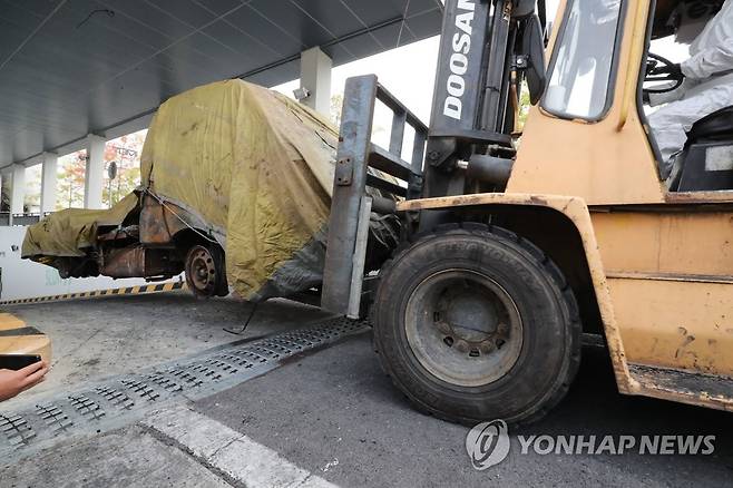 뼈대만 남은 대전 아웃렛 화재 차량 (대전=연합뉴스) 이주형 기자 =대전 현대프리미엄아울렛 합동 감식 2일째인 28일 정오께 합동감식반이 화재 현장에 있던 1t 트럭을 지게차를 이용해 밖으로 빼내고 있다. 2022.9.28 coolee@yna.co.kr