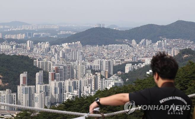 (서울=연합뉴스 자료사진) 사진은 26일 서울 인왕산에서 바라본 시내 아파트와 주택가 모습. 2022.9.26 ryousanta@yna.co.kr