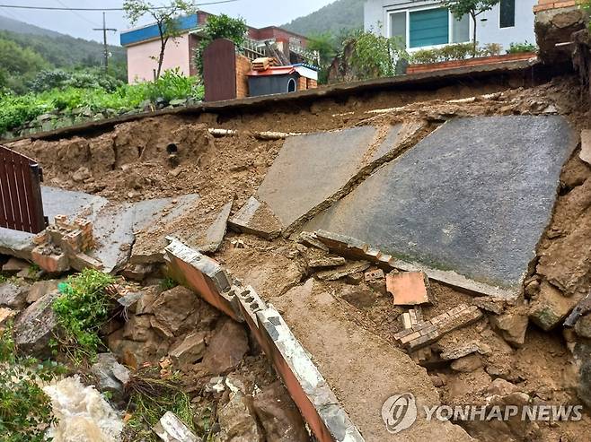 붕괴된 주택 제방 사진은 지난 6일 울산시 울주군 두서면 인보리의 한 주택 제방이 태풍 '힌남노' 영향으로 유실된 모습 [독자제공.재판매 및 DB 금지] ] leeyoo@yna.co.kr