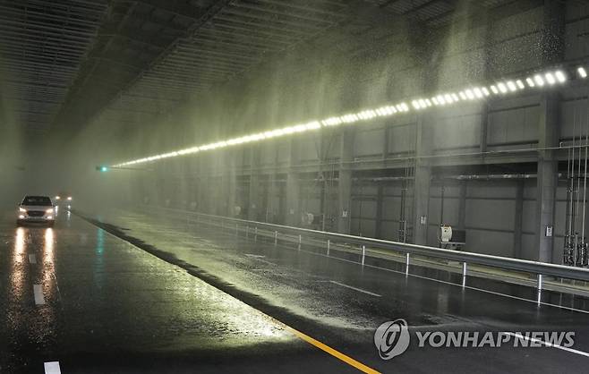 안개와 강우를 재현한 기상환경재현시설 (화성=연합뉴스) 28일 경기도 화성시 송산면 한국교통안전공단 자동차안전연구원에서 열린 자율주행 미래혁신센터 개소식 및 국토교통부 기자단 팸투어에서 기상환경 재현시설 시연이 진행되고 있다. 2022.9.28 [국토교통부 제공. 재판매 및 DB 금지] xanadu@yna.co.kr