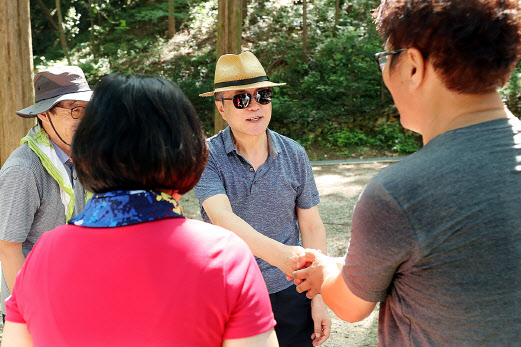 문재인 대통령과 김정숙 여사가 지난 2018년 8월 2일 오전 대전 장태산휴양림에서 산책하고 있다.(사진=청와대)