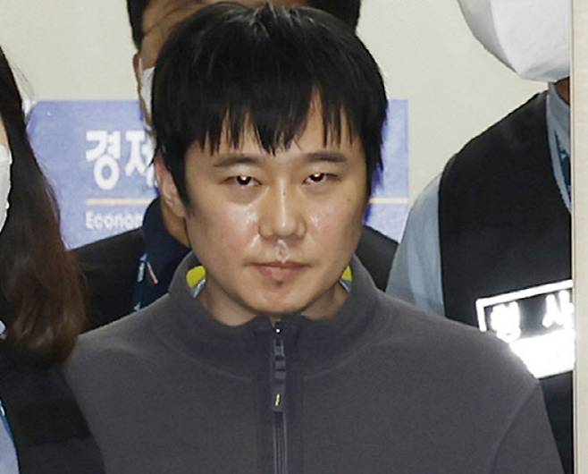지난 21일 신당역 살해 피의자 전주환이 남대문경찰서에서 검찰로 이송되고 있다.(사진=연합뉴스)