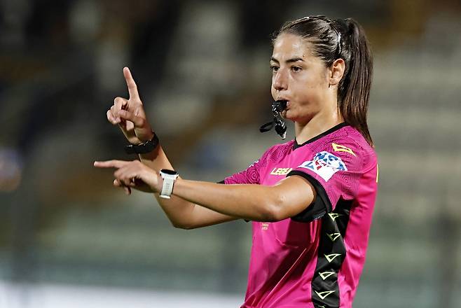 이탈리아 프로축구 세리에A에서 처음으로 여성 심판이 주심을 맡는다. 사진은 지난 8월 14일 세리에B 경기 주심으로 나선 페리에리 카푸티 심판. [EPA=연합뉴스]