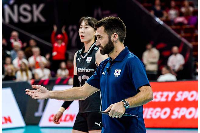 답답한 표정의 세자르 에르난데스 한국 여자배구대표팀 감독과 박정아. (FIVB 홈페이지)