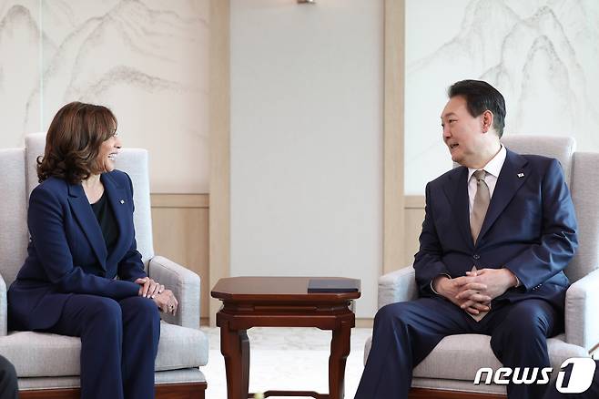 윤석열 대통령이 29일 서울 용산 대통령실 청사에서 카멀라 해리스 미국 부통령과 환담을 나누고 있다. (대통령실 제공) 2022.9.29/뉴스1 ⓒ News1 오대일 기자