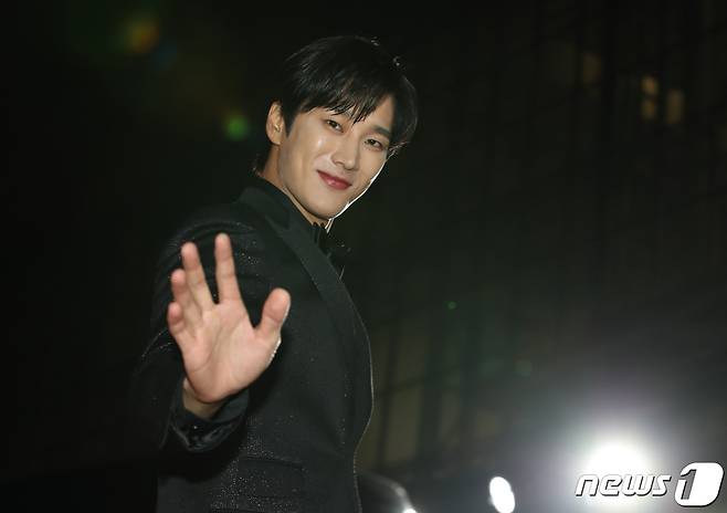 배우 안보현이 29일 오후 경기도 고양시 일산 킨텍스에서 열린 ‘2022 APAN STAR AWARDS’에서 달콤한 손 인사를 하고 있다. ⓒ News1 권현진 기자