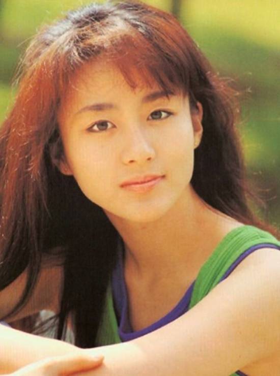 이지연은 90년 3집 발매 이후 돌연 잠적한 뒤 91년 미국에서 결혼소식을 알렸다. 1년만에 귀국해 4집을 발표하며 컴백을 시도했으나 실패, 사실상 활동을 접었다. 리즈시절 이지연. /이지연 팬카페