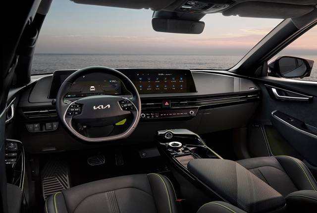 기아의 EV6 GT 내부 모습. 스웨이드 스포츠 버킷 시트가 탑재됐으며, 속도와 토크 변화에 따라 가상의 음색을 들려주는 '액티브 사운드 디자인(e-ASD)'도 적용됐다. /기아 제공