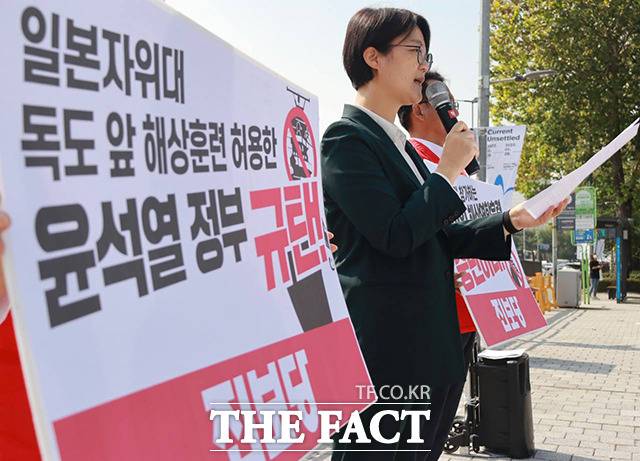 윤희숙 진보당 상임대표가 29일 오후 서울 용산 대통령실 앞에서 '한미일 동해 군사훈련 중단'을 촉구하는 기자회견을 열고 1인 시위 및 긴급 입장발표를 하고 있다. /진보당 제공