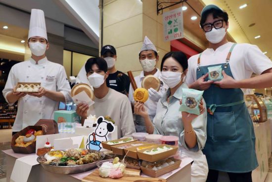 신세계백화점 강남점에서 직원들이 장인의 맛 행사를 소개하고 있다. (사진제공=신세계백화점)