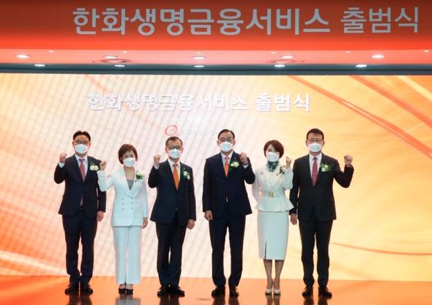 한화생명은 지난해 4월 법인보험대리점 사업을 분리해 한화생명금융서비스를 출범했다. 당시 출범식에서 여승주(왼쪽에서 세번째) 한화생명 사장, 구도교(왼쪽에서 네번째) 한화생명금융서비스 대표 등 임직원들이 기념촬영하고 있다./한화생명 제공