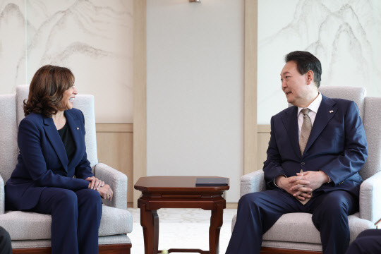 윤석열 대통령과 카멀라 해리스 미국 부통령이 29일 서울 용산 대통령실 청사에서 사전환담을 하고 있다. 대통령실 제공