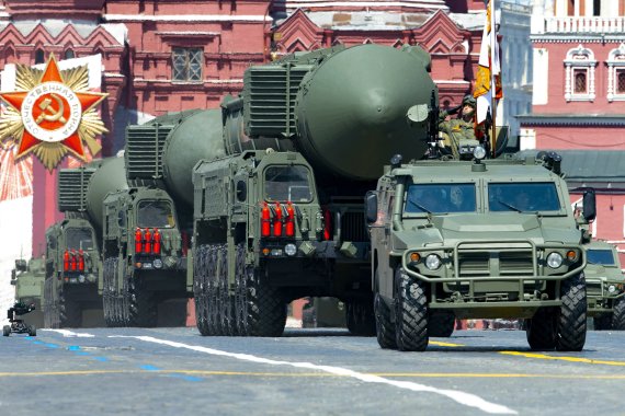 FILE - Russian RS-24 Yars ballistic missiles roll in Red Square during the Victory Day military parade in Moscow, Russia in June 24, 2020.Russian President Vladimir Putin has warned that he wouldn't hesitate to use nuclear weapons to ward off Ukraine's attempt to reclaim control of its occupied regions that Moscow is about to absorb. (AP Photo, File) FILE PHOTO /사진=연합 지면외신화상