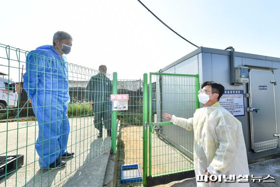 김병수 김포시장 29일 아프리카돼지열병(ASF) 발생한 양돈농가 현장점검. 사진제공=김포시