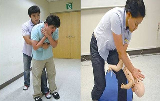 성인을 대상으로 실시하는 하임리히법(왼쪽)은 영아를 대상으로 실시하는 하임리히법(오른쪽)과 동작이 다르다. /보건복지부 제공