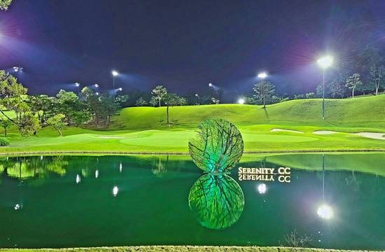세레니티 골프 & 리조트의 클럽하우스 18번홀 폰드에 설치된 ‘만월(滿月)’의 대형 조각작품과 그린 전경.  사진=세레니티 CC 제공