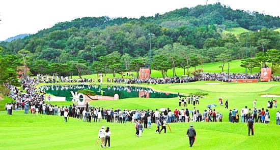 지난 25일 끝난 KO금융그룹 박세리인비테이셔널 대회장인 세레니티 CC 18번홀에 운집한 갤러리들이 챔피언조의 샷을 감상하고 있는 모습. 사진=세레니티 CC 제공