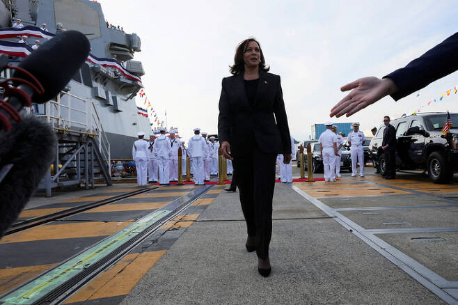 카멀라 해리스 미국 부통령이 28일 일본 요코스카 해군기지 구축함 연설을 하러 걸어가고 있다. 로이터연합뉴스