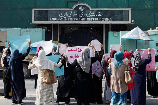 연대도 국경을 넘는다 아프가니스탄 여성들이 29일(현지시간) 수도 카불에 있는 이란대사관 앞에서 히잡을 제대로 착용하지 않았다는 이유로 체포됐다가 의문사한 20대 이란 여성의 죽음에 항의하는 연대 시위를 벌이고 있다. 탈레반은 경고사격으로 여성들을 해산시켰다. 카불 | AFP연합뉴스