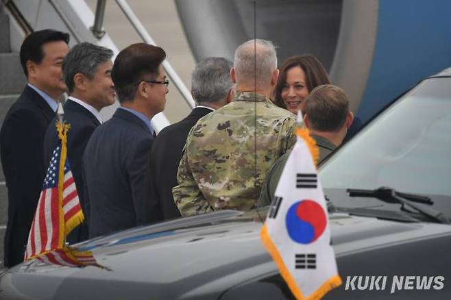 카멀라 해리스 미국 부통령이 29일 오전 경기 평택시 오산공군기지에 도착해 전용기에서 하기한 뒤 환영받고 있다.