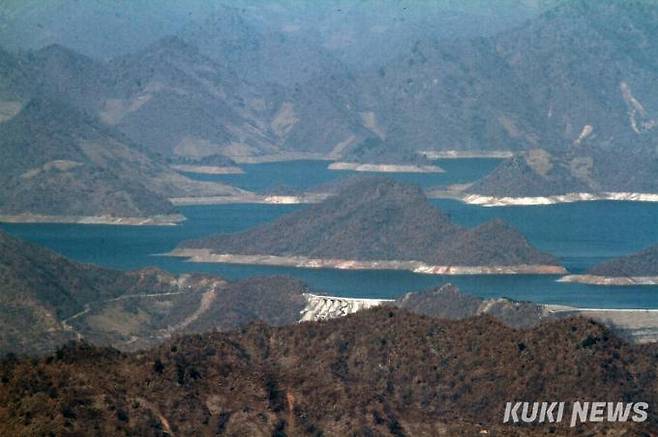 백암산 정상에서 본 북한 인남댐(금강산댐)