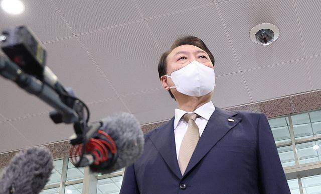 윤석열 대통령이 29일 오전 서울 용산 대통령실 청사로 출근, 기자들과 질의응답을 하고 있다. 연합뉴스