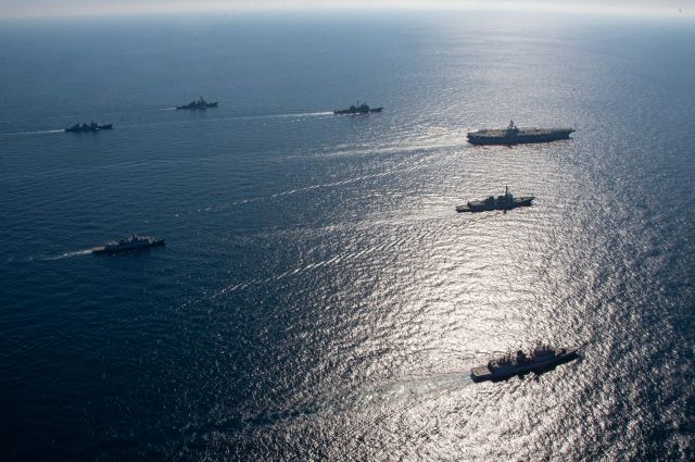 한·미 연합 해상훈련에 참가한 한미 해군 함정들이 29일 동해상에서 기동훈련을 하고 있다. 연합뉴스