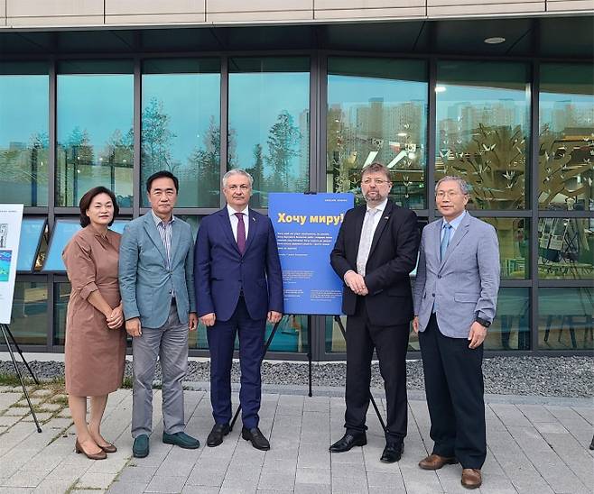 우측부터 한동만 평택시국제교류재단 고문, 주한 폴란드 대사, 주한 우크라이나 대사, 정장선 평택시장 내외. / 사진제공=평택시