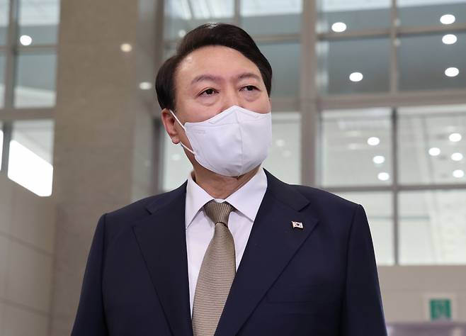 윤석열 대통령이 29일 오전 서울 용산 대통령실 청사로 출근, 기자들과 질의응답을 하고 있다. [연합]
