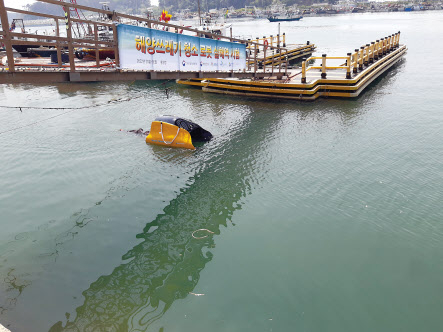 충남 홍원항에서 실시된 해양 부유쓰레기 수거로봇 실증 시험 모습 [한국생산기술연구원 제공]