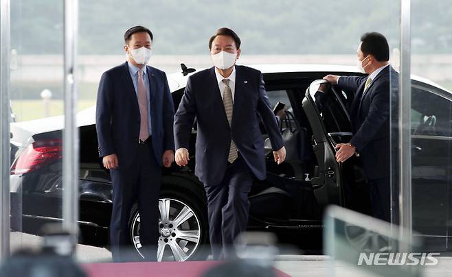 [서울=뉴시스] 홍효식 기자 = 윤석열 대통령이 29일 서울 용산 대통령실 청사로 출근하고 있다. 2022.09.29. yesphoto@newsis.com