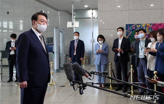 [서울=뉴시스] 홍효식 기자 = 윤석열 대통령이 29일 서울 용산 대통령실 청사로 출근하며 취재진 질문에 답하고 있다. 2022.09.29. yesphoto@newsis.com