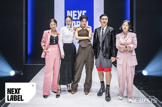 [서울=뉴시스] 왼쪽부터 탤런트 기은세, 모델 신현지, 방송인 장도연, 퓨처소사이어티 조준우 대표, 김석원 비주얼디렉터. (사진=한국콘텐츠진흥원 제공) 2022.09.29. photo@newsis.com *재판매 및 DB 금지