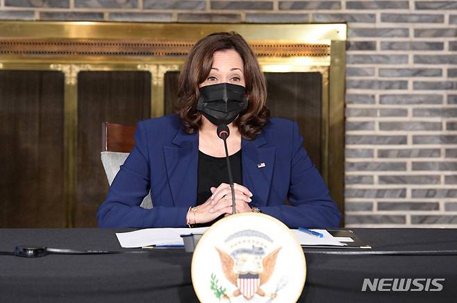 [서울=뉴시스] 사진공동취재단 = 카멀라 해리스 미국 부통령이 29일 서울 중구 미국대사관저에서 대한민국을 대표하는 각 분야의 여성 리더들을 만나 간담회를 갖고 있다. 2022.09.29. photo@newsis.com